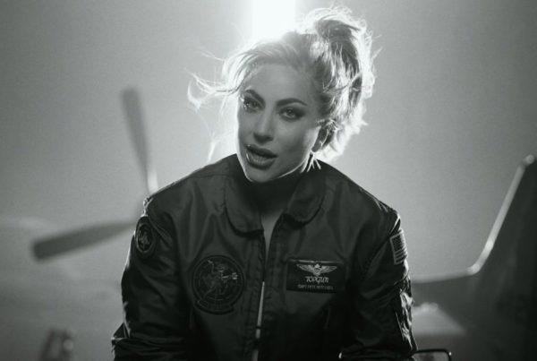 Lady Gaga pubblica il video musicale di “Hold My Hand” da “Top Gun: Maverick”